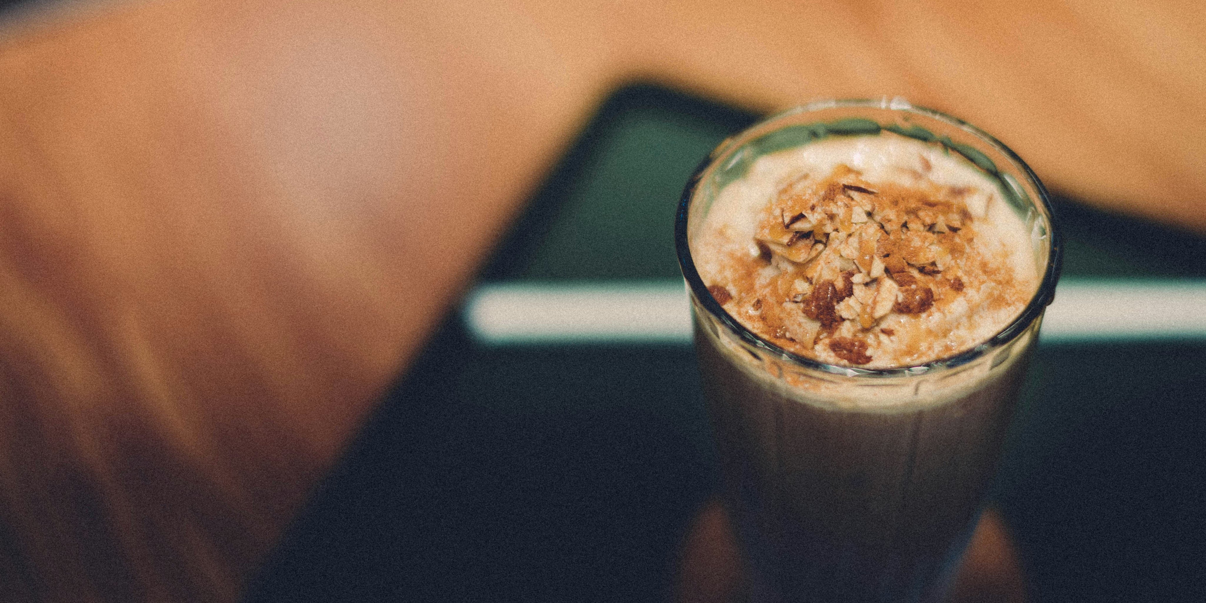 collagen vs whey protein - a smoothie is shown that uses both