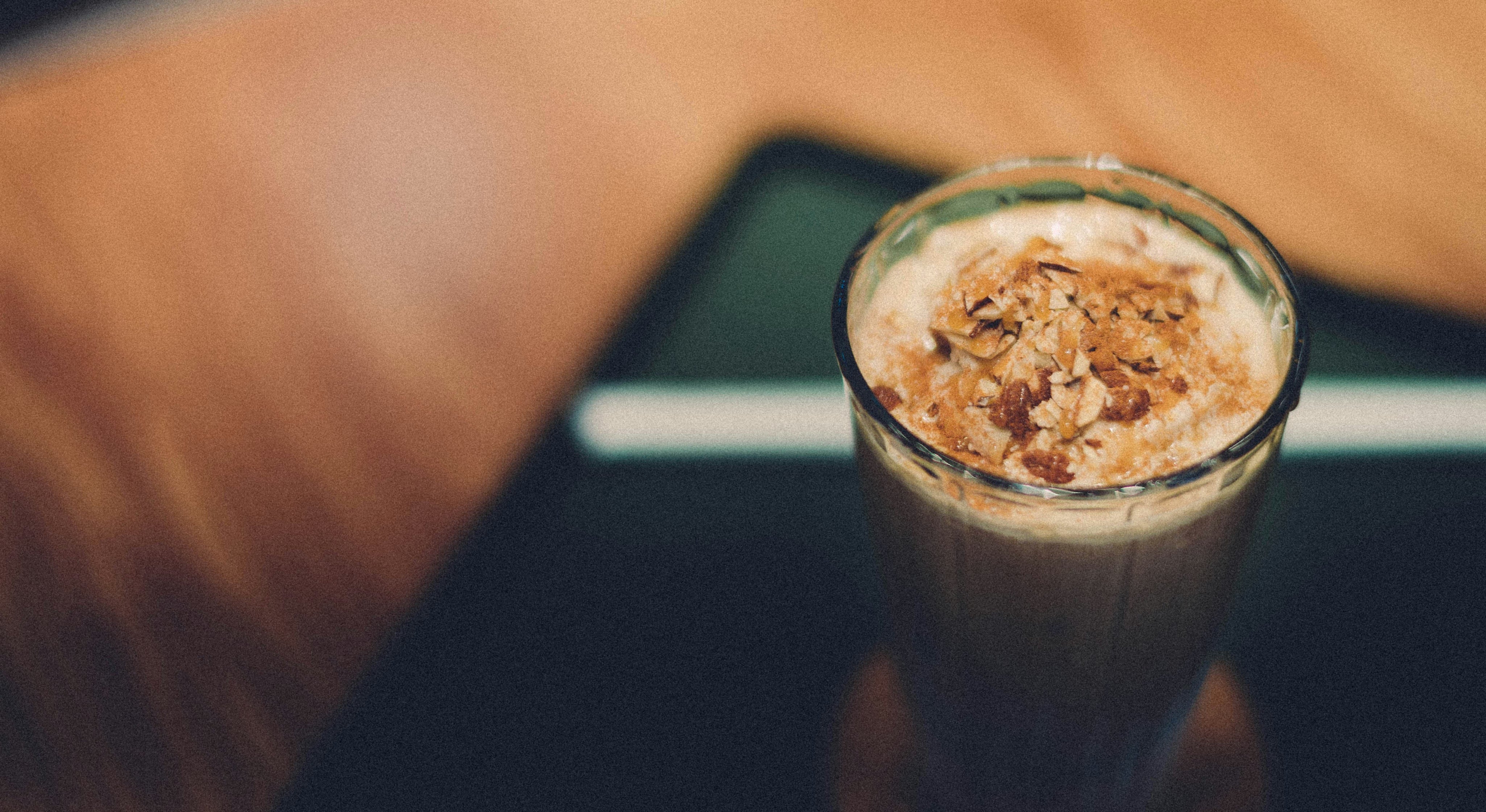 collagen vs whey protein - a smoothie is shown that uses both