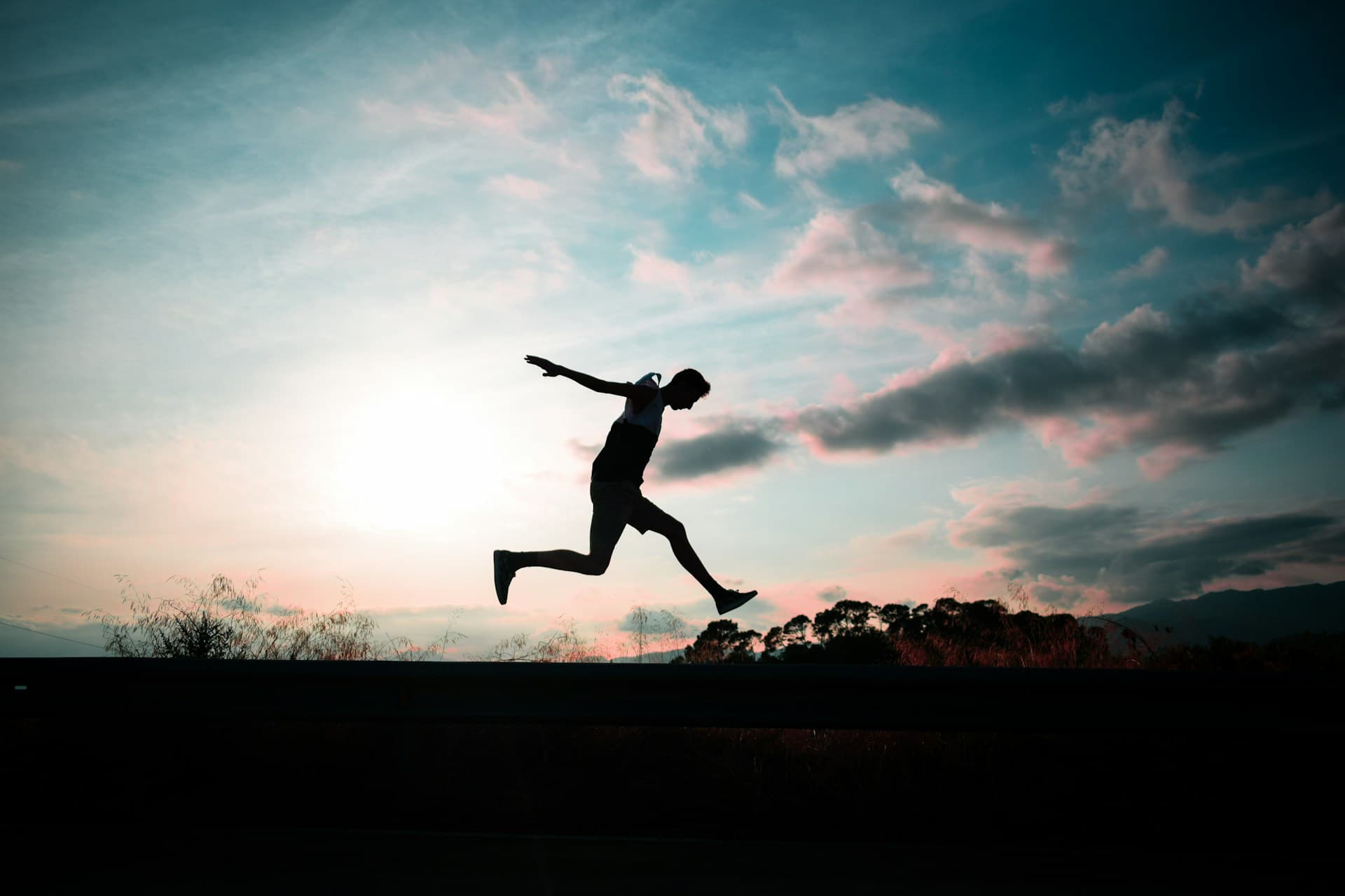 a man works out fasted at sunrise