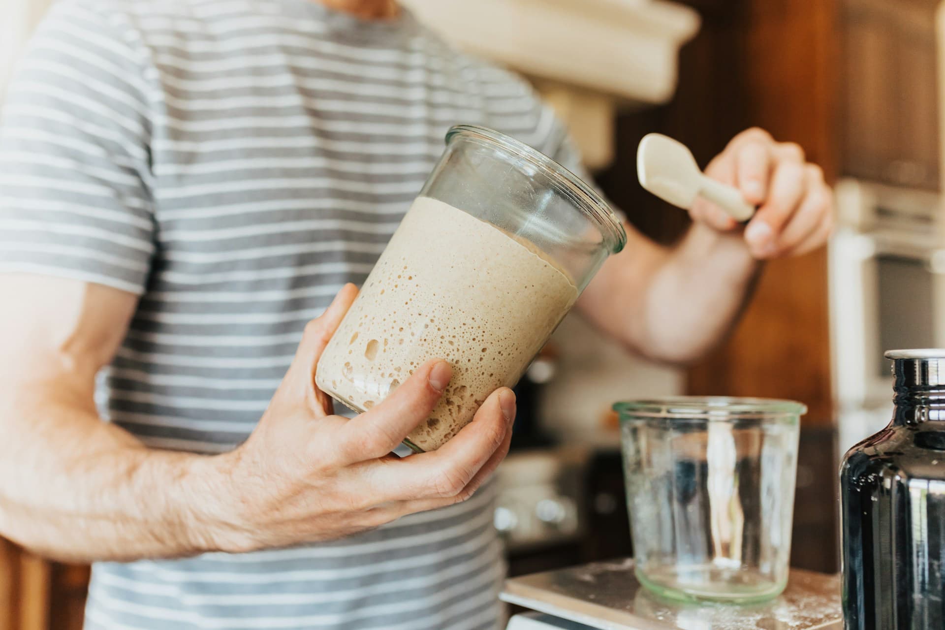Man making a smoothie to find out what is the best protein powder for weight loss 