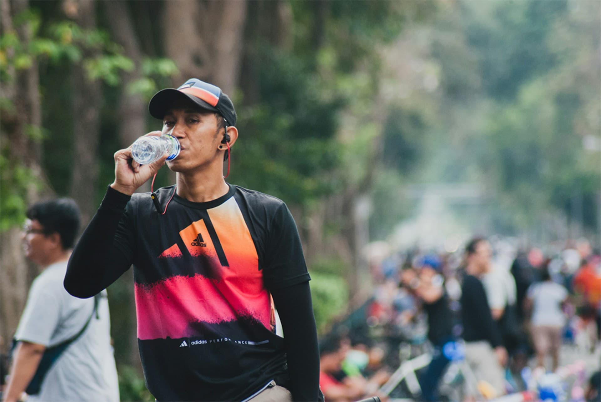 does dehydration cause headaches? a man drinks water after a race