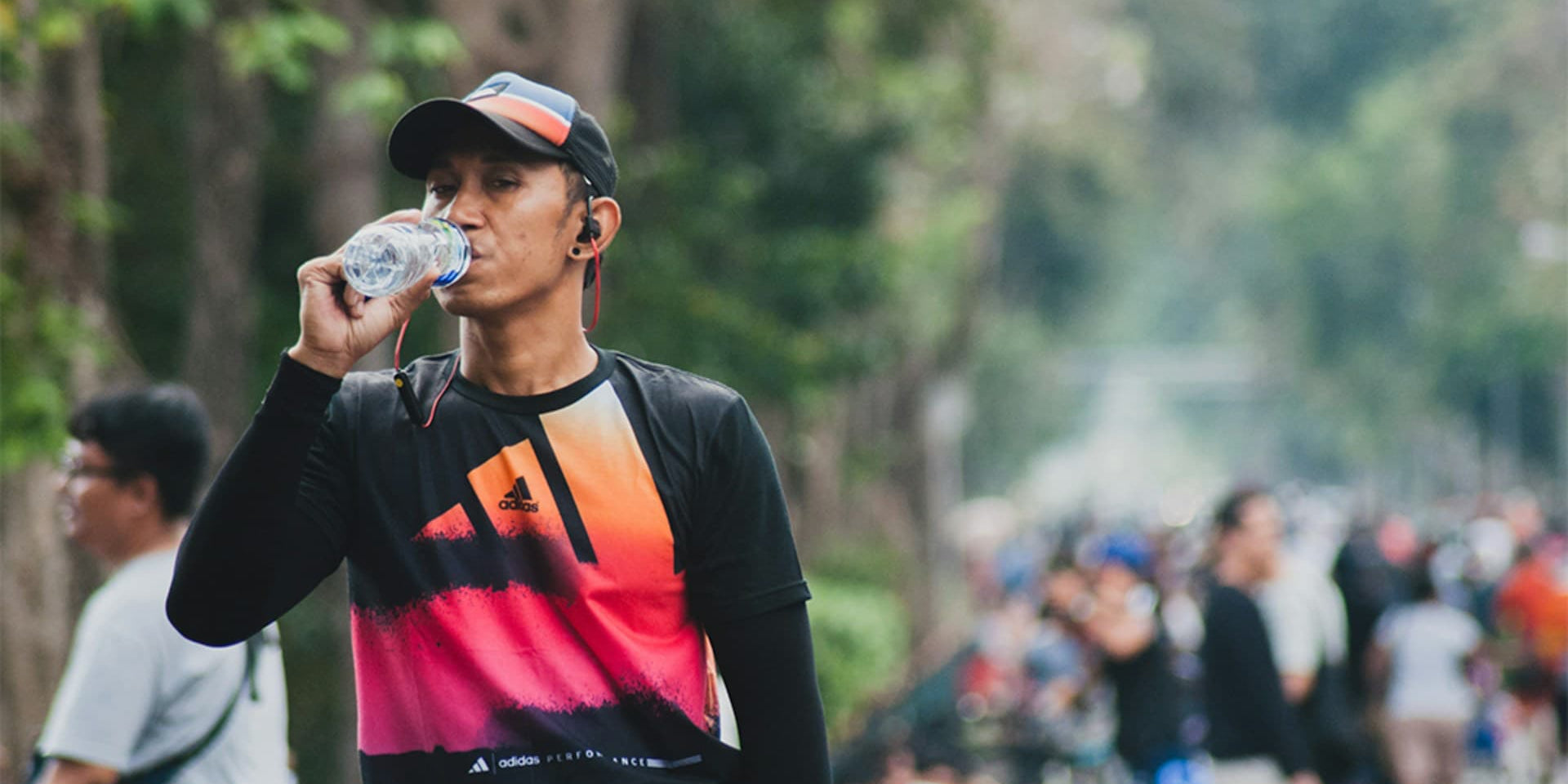 does dehydration cause headaches? a man drinks water after a race
