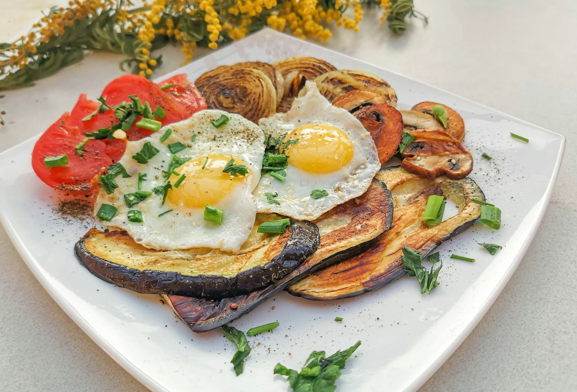 how to feel full longer, with a healthy breakfast of eggs and potatoes 