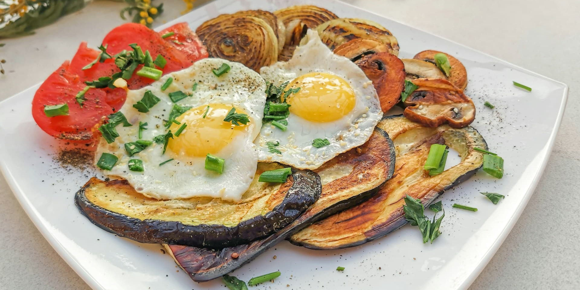 how to feel full longer, with a healthy breakfast of eggs and potatoes 