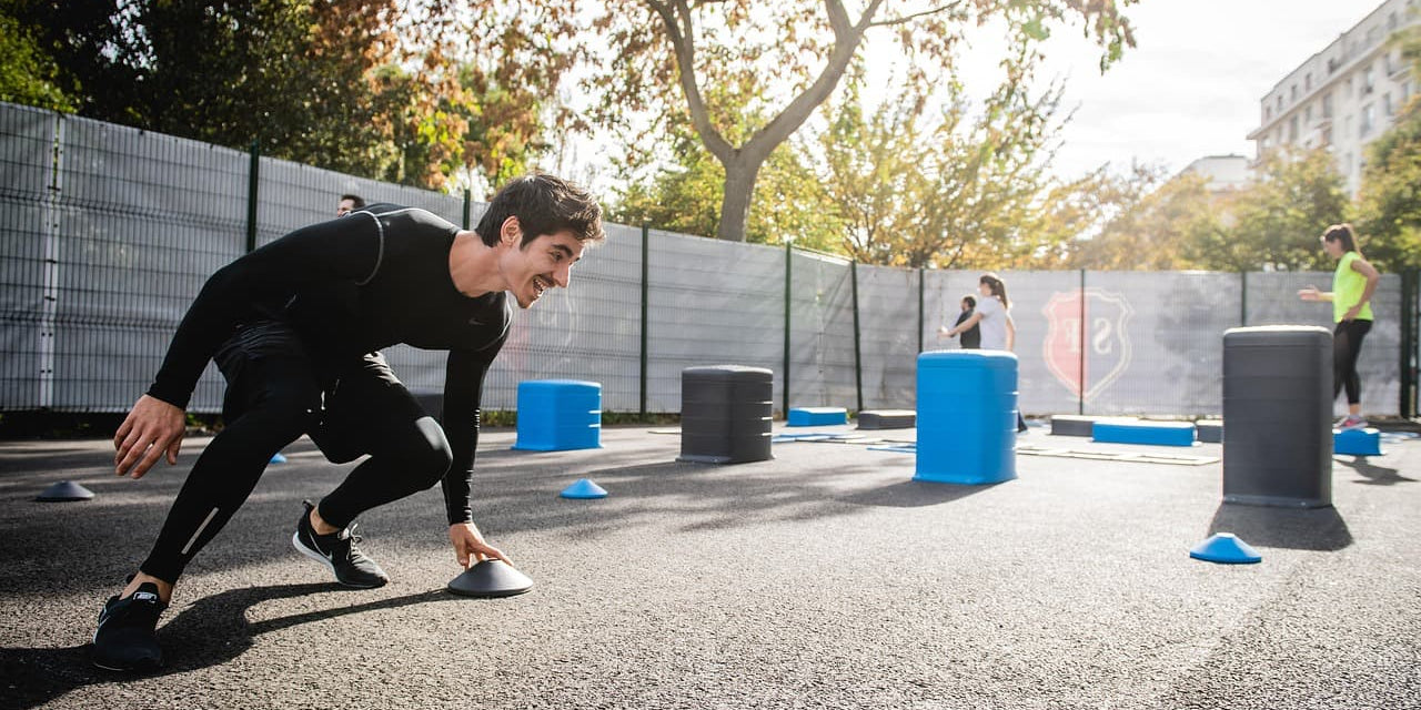 man doing a plyometrics short workout 