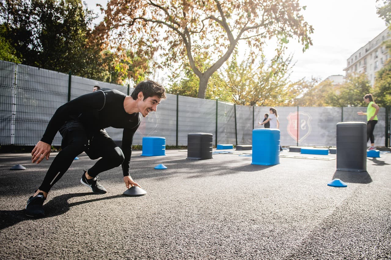 man doing a plyometrics short workout 