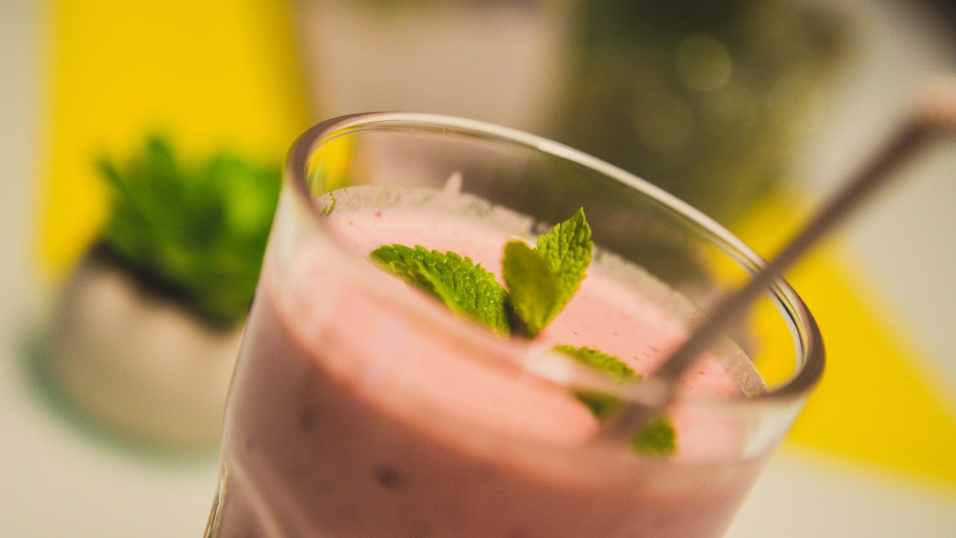 should you drink protein shakes on rest days: a strawberry protein shake on a table 